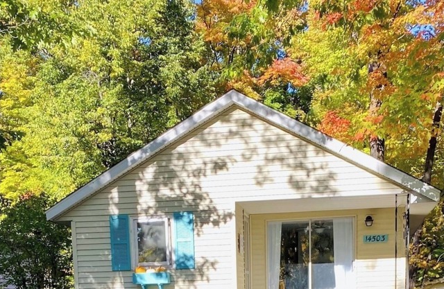 Long Lake Getaway - Hot Tub - Fireplace - Pet Friendly - Close to Alpena