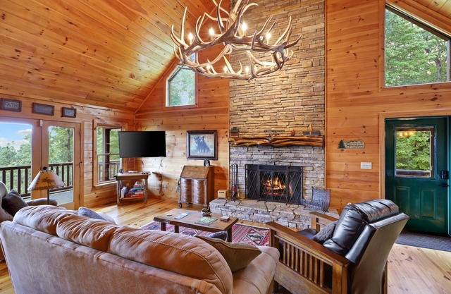 Long range mountain views with total privacy and well equipped.