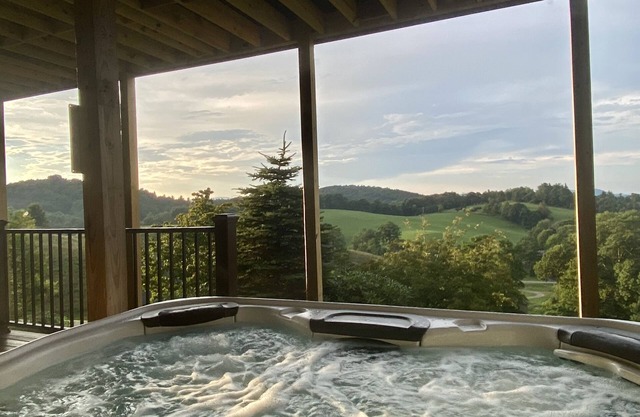 Long range views, Hot Tub, 1 mile to Blue Ridge Pkwy, 14 minutes to App Ski Mtn