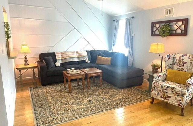 Long term chic en suite 2 bedroom Corp Rental in N. Knox/Powell with WiFi, AC