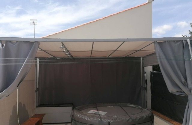 LONGERE AND JACUZZI DIRECTION TO THE OCEAN IN VENDEE