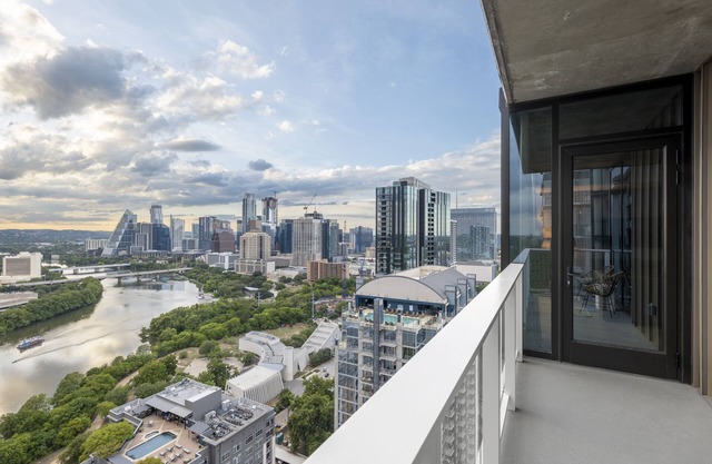 Longhorn 8 2BR Penthouse - Minutes from Rainey, 30th Floor