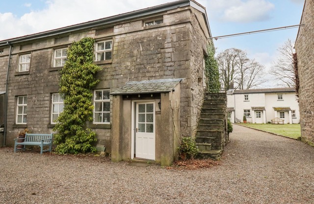 LONGLANDS GROOM'S QUARTERS, pet friendly, with a garden in Cartmel