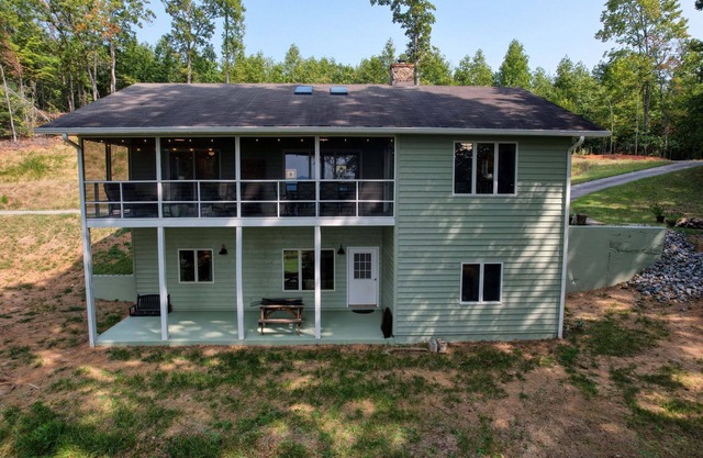 Longview - Woodburninng Fireplace - Outdoor firepit