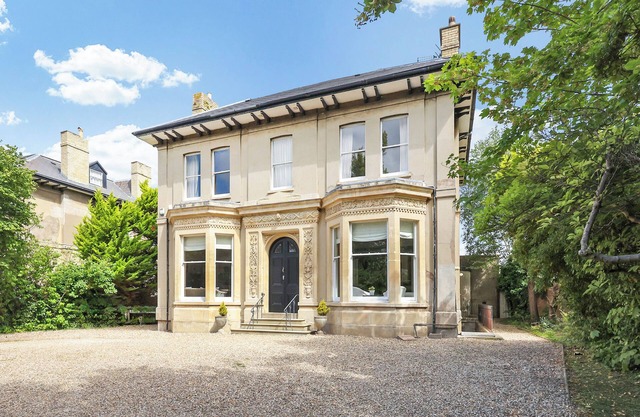 Longworth Villa , Large 9 Bed Villa in the Centre of Vibrant Regency Cheltenham.
