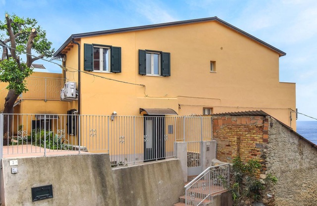 Look forward to a beautiful view of the sea in this beachfront vacation rental.