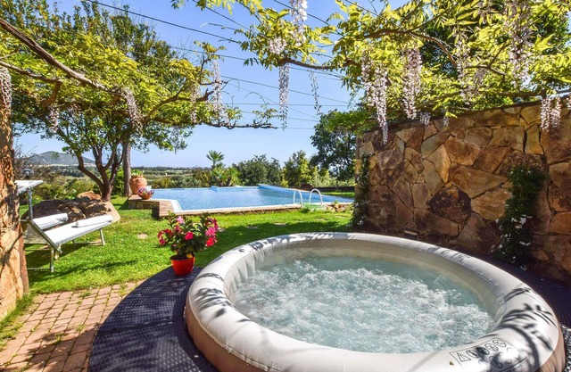 Look forward to a wonderful holiday in this attractive holiday home with sea view and pool.