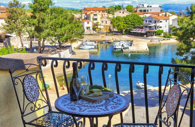 Look forward to the sea, the pool and a fantastic view.