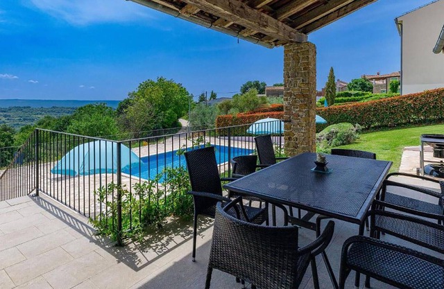 Look forward to your vacation in the northwest of Istria and this beautiful and cozy vacation home w