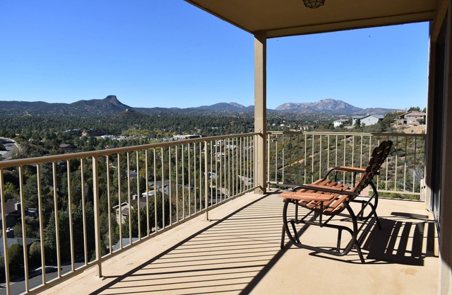 ~LOOK NO FURTHER~ 4,000sf Hillside with Views TV's & Pool table