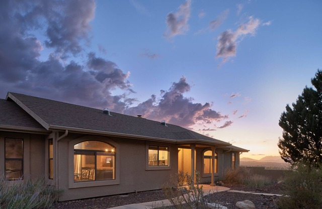 LOOK NO FURTHER-4,000sf Hillside with Views TV's & Pool Table