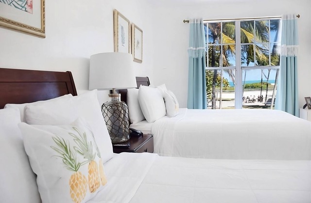 Look No Further! Few Minutes Walk to the Ocean Drive/South Beach!