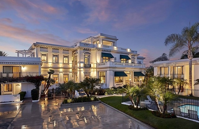 Look No More! 2 Units Close to USS Midway Museum! Onsite Pool and Parking!