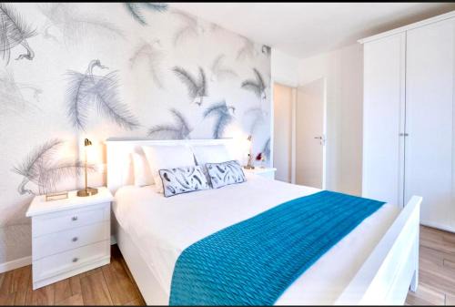 Lora feathers Suite, free parking, self check in,4