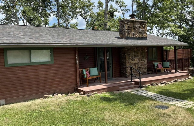 LOREL'S Log Home 3BDR - Lake, Trails, Firepit, Pool Table