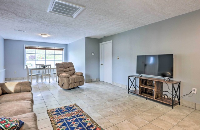 'Loretta' Sun-Kissed Apt on Country Music Hwy