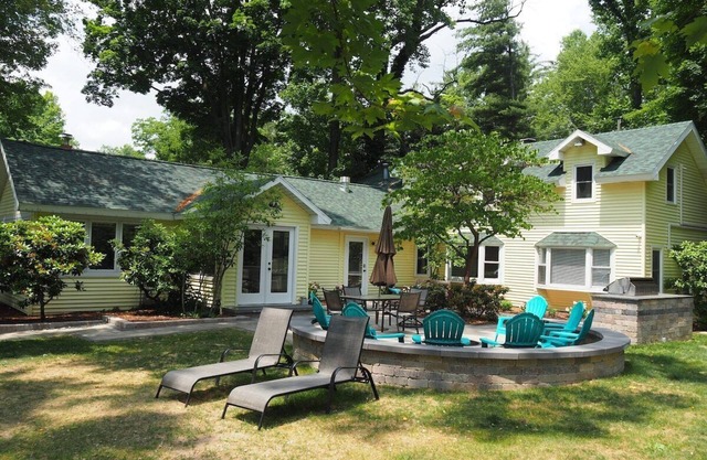 Lorlee - A Large and Luxurious Lakefront Cottage!