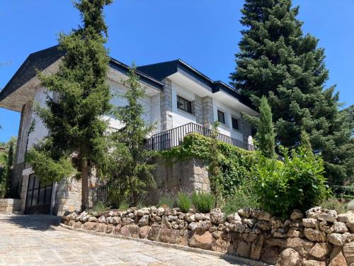 Los Cedros, gran chalet con piscina y apartamento en Navacerrada