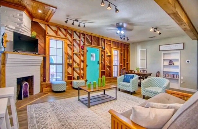 Los Sueños -Stylish Spanish Stucco Home located in the "Gem of the Hill Country"