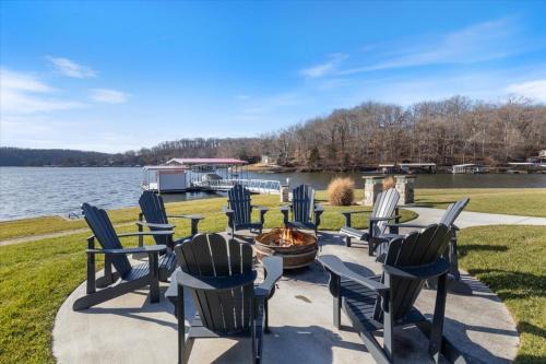 LOTO Pointe, Updated Luxury Home w/Boat & PWC Slip, Boat Ramp, Firepits, Pool Table & More!