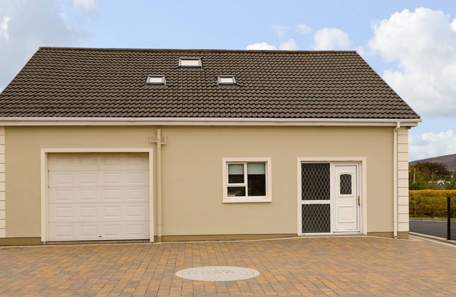 LOUGHANURE LAKE VIEW, pet friendly in Loughanure, County Donegal