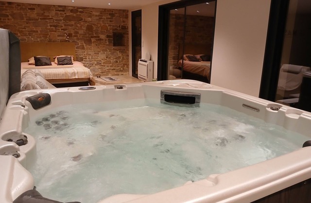 Love Room, Room with jacuzzi and hammam, Gite in ALES