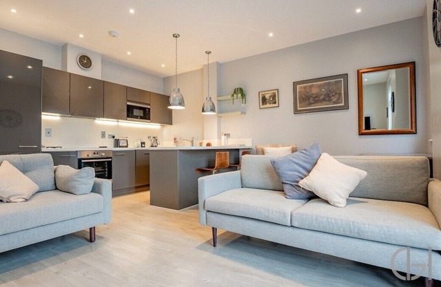 Lovely 1 Bed Apartment with a View!