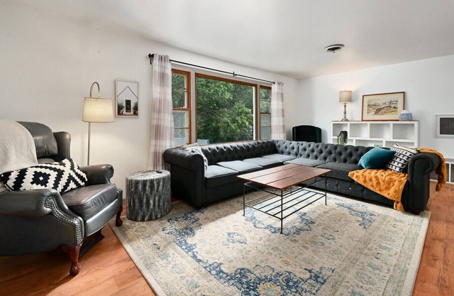 Lovely 1 bed Nature Retreat Huge Yard Pets Welcome!