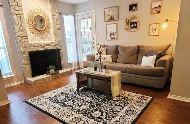 Lovely 1 Bedroom Condo W/Pool - Covered Parkingn