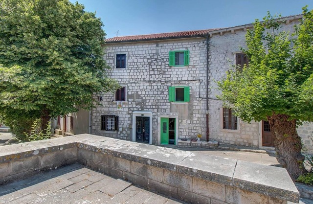 Lovely 15th Century apartment in Osor