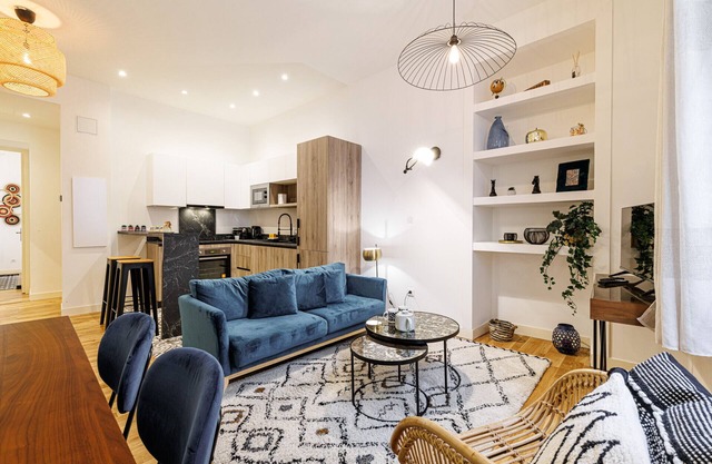 Lovely 2 Bdr Heart of the Old Town