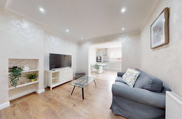 Lovely 2 Bed W/Backyard 20 Min to Tooting Station