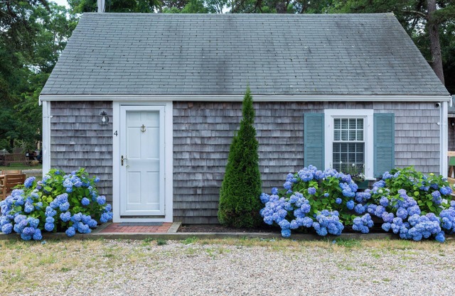 Lovely 2 bedroom cottage in historic Sandwich w/WiFi, AC. Near beaches, Pets OK