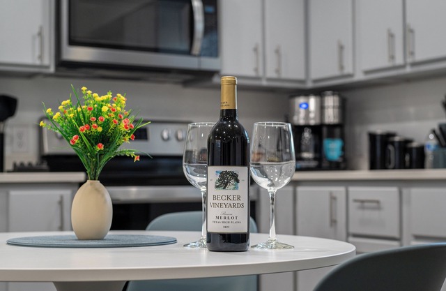 Lovely 2-bedroom house in Johnson City, walking distance to downtown.