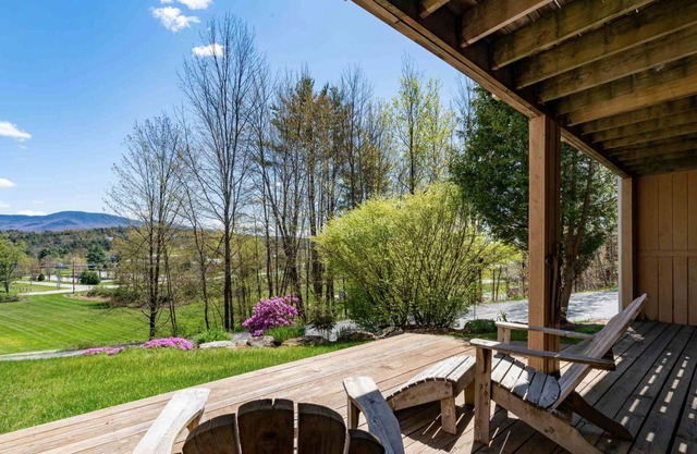 Lovely 2BR, 2BA Condo Near All Attractions. Hypoallergenic dogs OK with approval