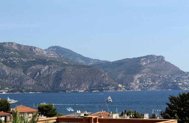 Lovely 3 bedroom apartment in village of St Jean Cap Ferrat, sea views and pool