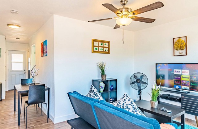Lovely 3-Bedroom Home near San Diego Downtown/Beach w Free Laundry/Parking, WiFi