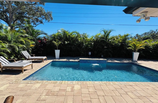 Lovely 4-bedroom 3 Bath Heated Pool house Near Siesta Key Beach