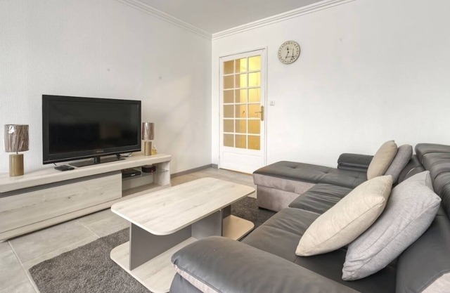 Lovely 4 bedroom apartment with free parking