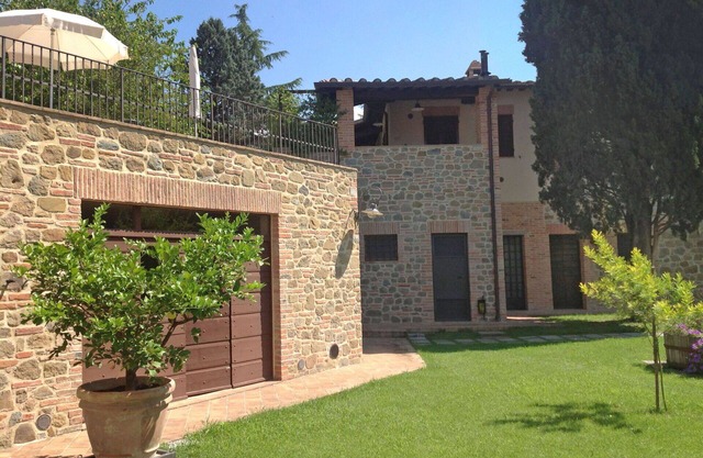 Lovely apartment in villa for 4 people with A/C, WIFI, pool, TV, terrace and parking
