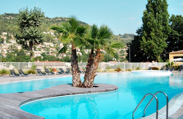 Lovely apartment in villa for 4 people with pool, WIFI, A/C, TV, terrace, pets allowed and parking