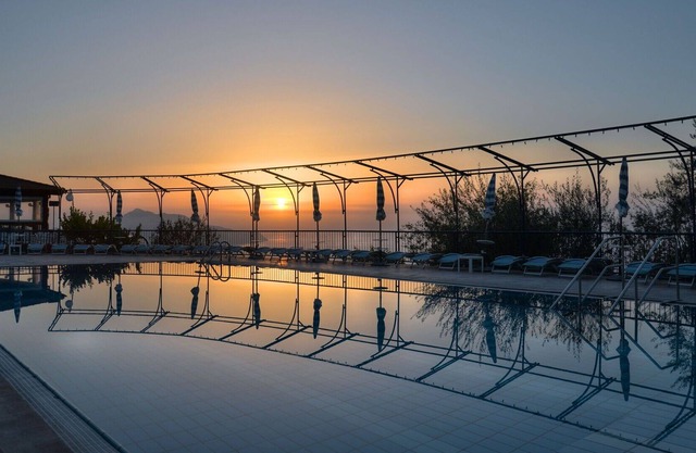 Lovely apartment with pool, WIFI, A/C, TV, patio, panoramic view and parking, close to Sorrento