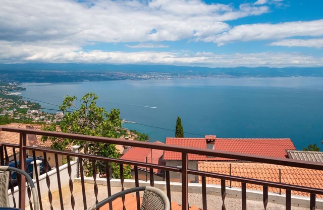 Lovely apartment for 4 guests with WIFI, A/C, TV, terrace, pets allowed, panoramic view and park...