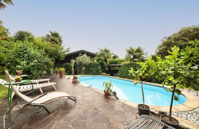Lovely apartment for 4 guests with WIFI, pool, A/C, TV, patio, pets allowed and parking