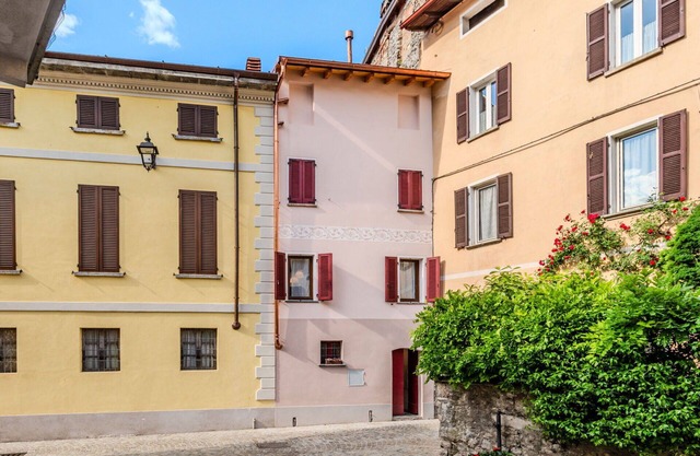 Lovely apartment for 4 guests with WIFI, TV, pets allowed and parking