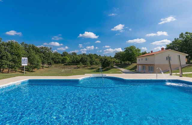 Lovely apartment for 8 guests with WIFI, A/C, pool, TV and terrace