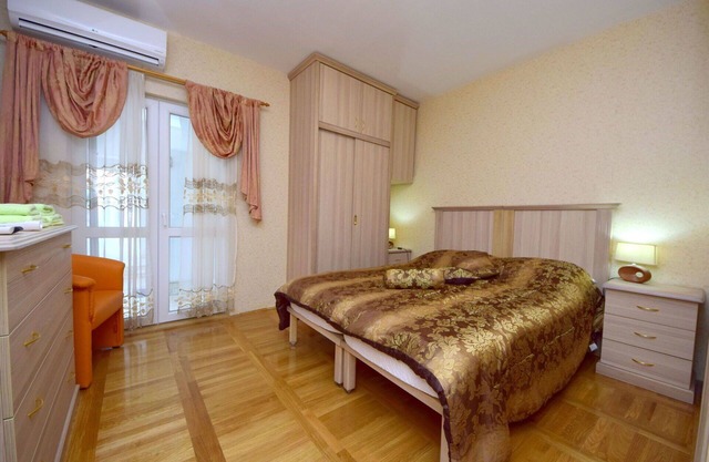Lovely apartment for 8 guests with WIFI, A/C, pool, TV and terrace