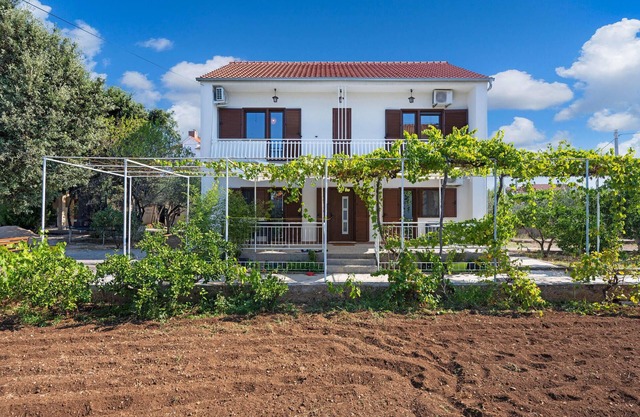 Lovely apartment in Brodarica with WiFi