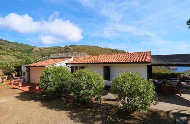 Lovely apartment in villa for 8 guests with WIFI, TV, patio, pets allowed and parking