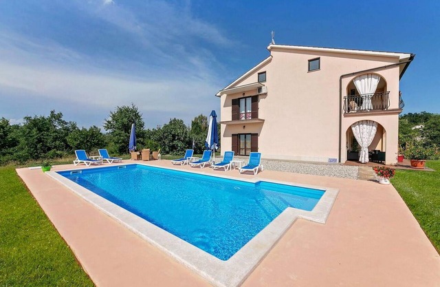 Lovely apartment in Karojba